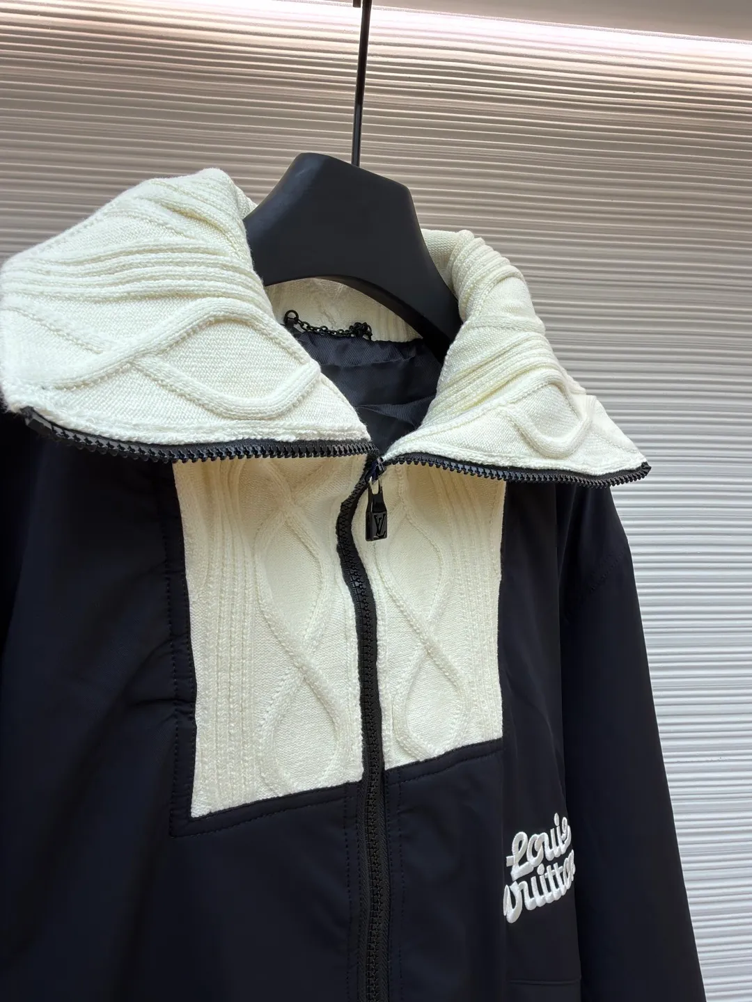 LOUIS VUITTON Tyler knitted high collar spliced jacket ●Original version: 36999 purchase and development ●Item number: 1681622-C30 ●Fabric: nylon fabric ●Technology: knitted ●Color: black and white ●Type: fitted version ●Weight: about 895 grams ●Size: 46-48-50 ●Description: This belted jacket is made of twill nylon, logo embroidery and large Blooming 1v logo embroidered on front and back. It is decorated with high-neck cable knit stitching and is sublimated using pure cotton jacquard belt technology. Through the precise control of the jacquard mechanism during the weaving process, the cotton fabric can appear a gradual concave and convex pattern during the weaving process. The flower letter pattern on the back uses bract core three-dimensional embroidery technology and uses glossy mercerized embroidery thread to add a three-dimensional effect to the raised pattern. The hardware and accessories of the whole garment are all custom-made according to the original mold. The placket resin zipper is made from a custom mold, and the zipper puller is custom-sprayed with baking paint and fully engraved. A full set of new co-branded accessories, the upper body is crisp and stylish, and is exclusively produced. The overall wiring is straight and delicate, the fabric is comfortable and soft, and the color is consistent without color difference. It can be matched with the same style to create a fashionable look and control various occasions. Customized accessories, complete with three standards, same style for men and women!